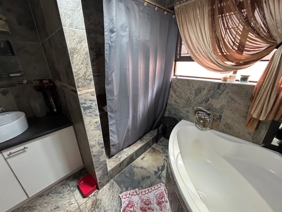 6 Bedroom Property for Sale in Wavecrest Eastern Cape